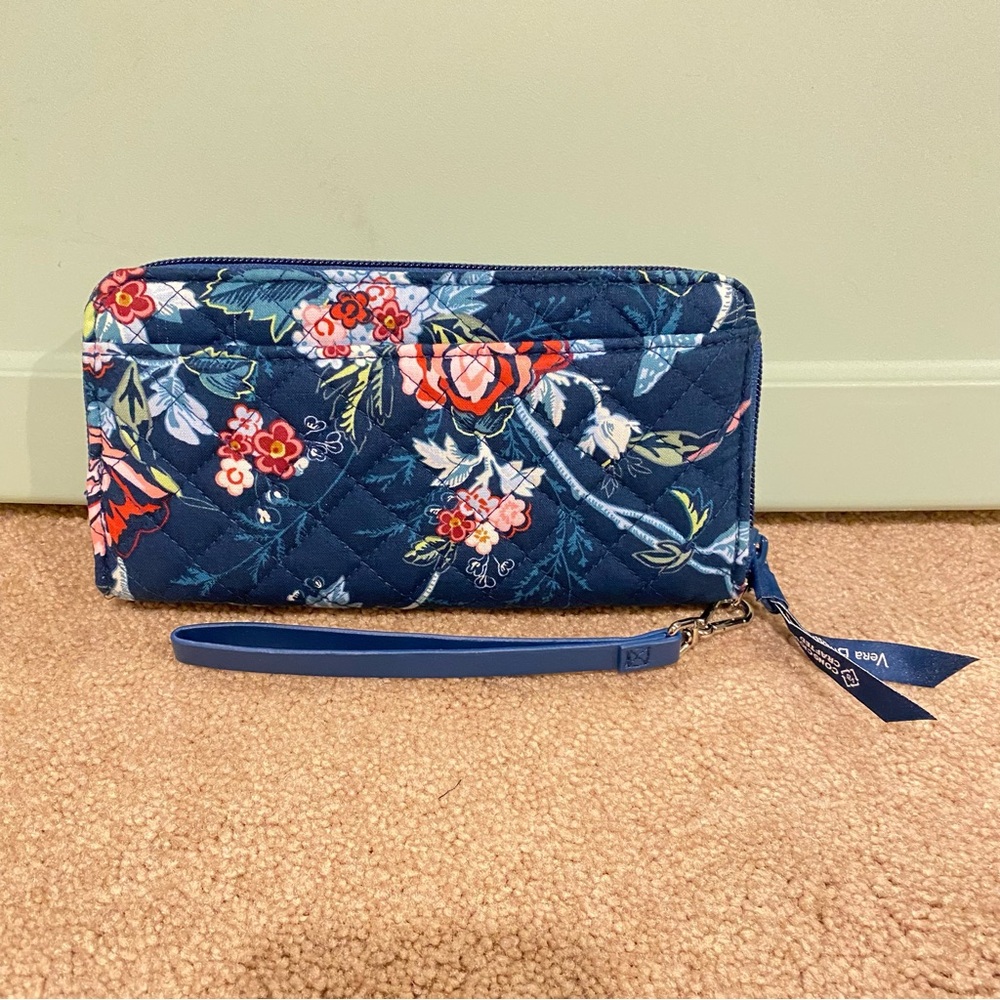 Vera Bradley Zip Accordion Wallet/Wristlet  NWT. “Rose Toile”